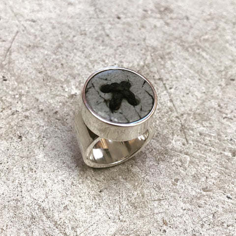 button ring  - argillite med