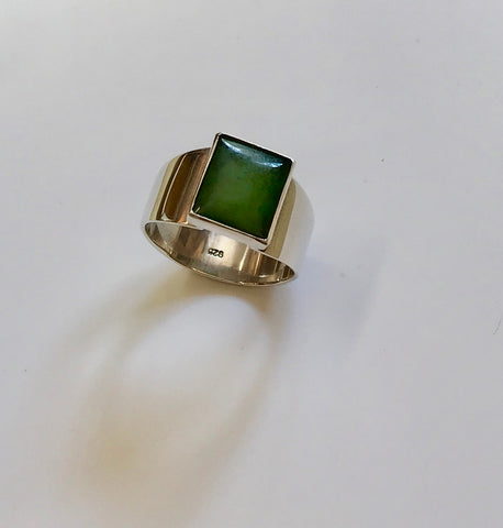 pounamu signet ring (mid green)